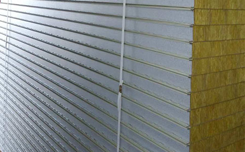 你知道聚氨酯雙封邊巖棉夾芯板的優(yōu)勢嗎？